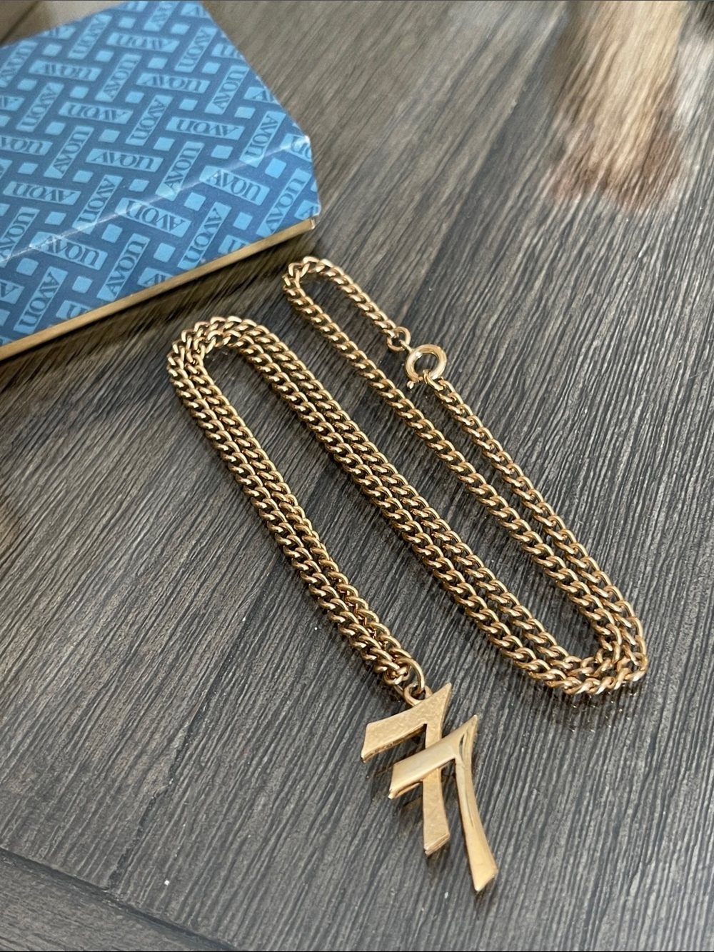 VINTAGE AVON CLASS OF YEAR 77 PENDANT NECKLACE GOLD TONE 1977